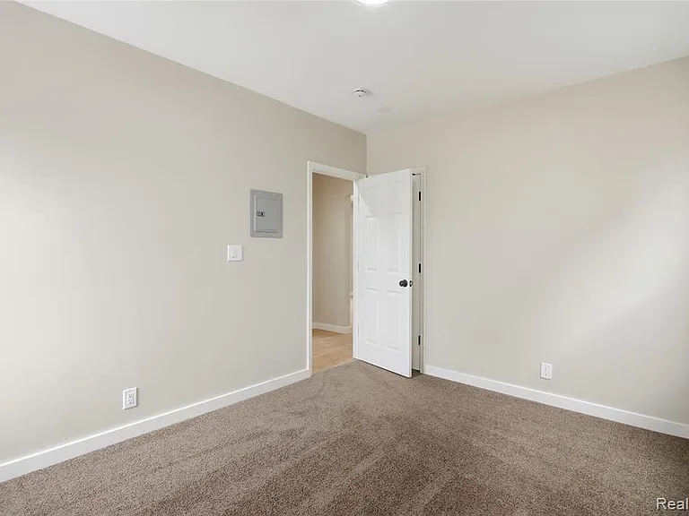 14615-14617 Winthrop St — Photo 25