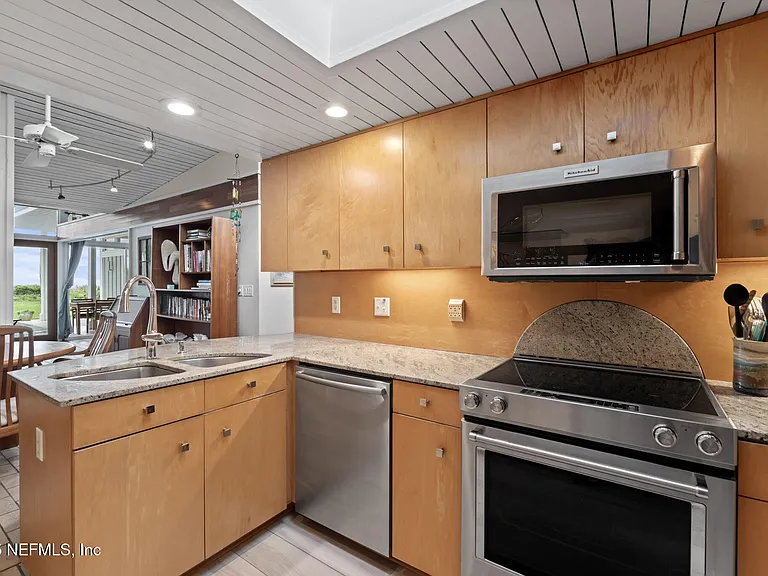 2337 Seminole Rd #B — Photo 8