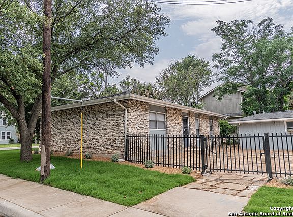 2nd image of 423 E Dewey Pl #2