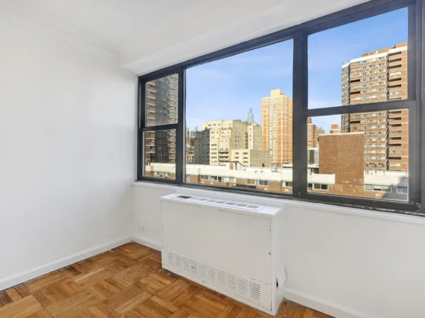 320 East 23rd Street image 5 of 14