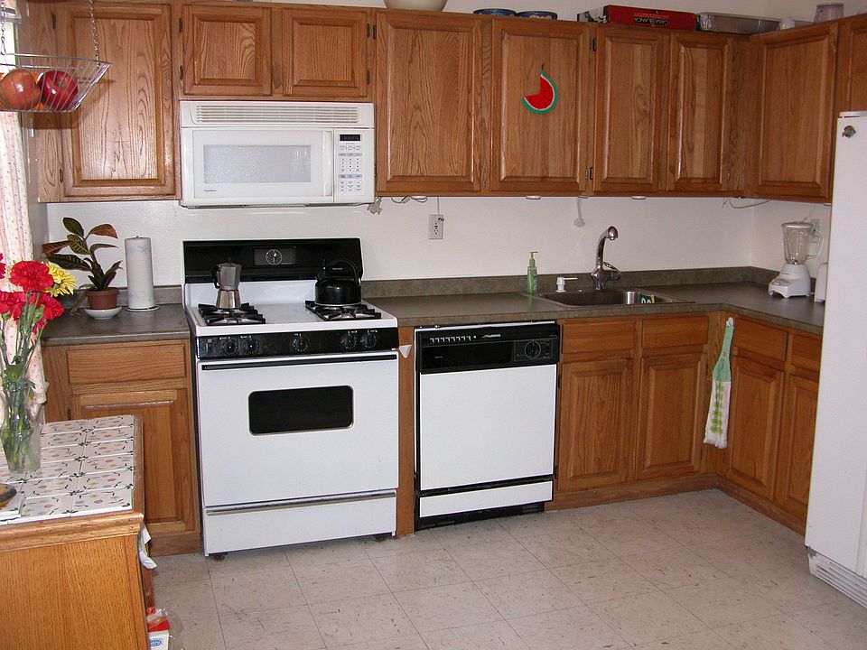 eat-in kitchen