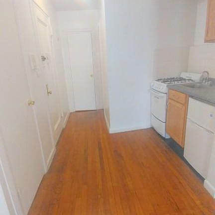 4th image of 409 W 54th St APT 4B