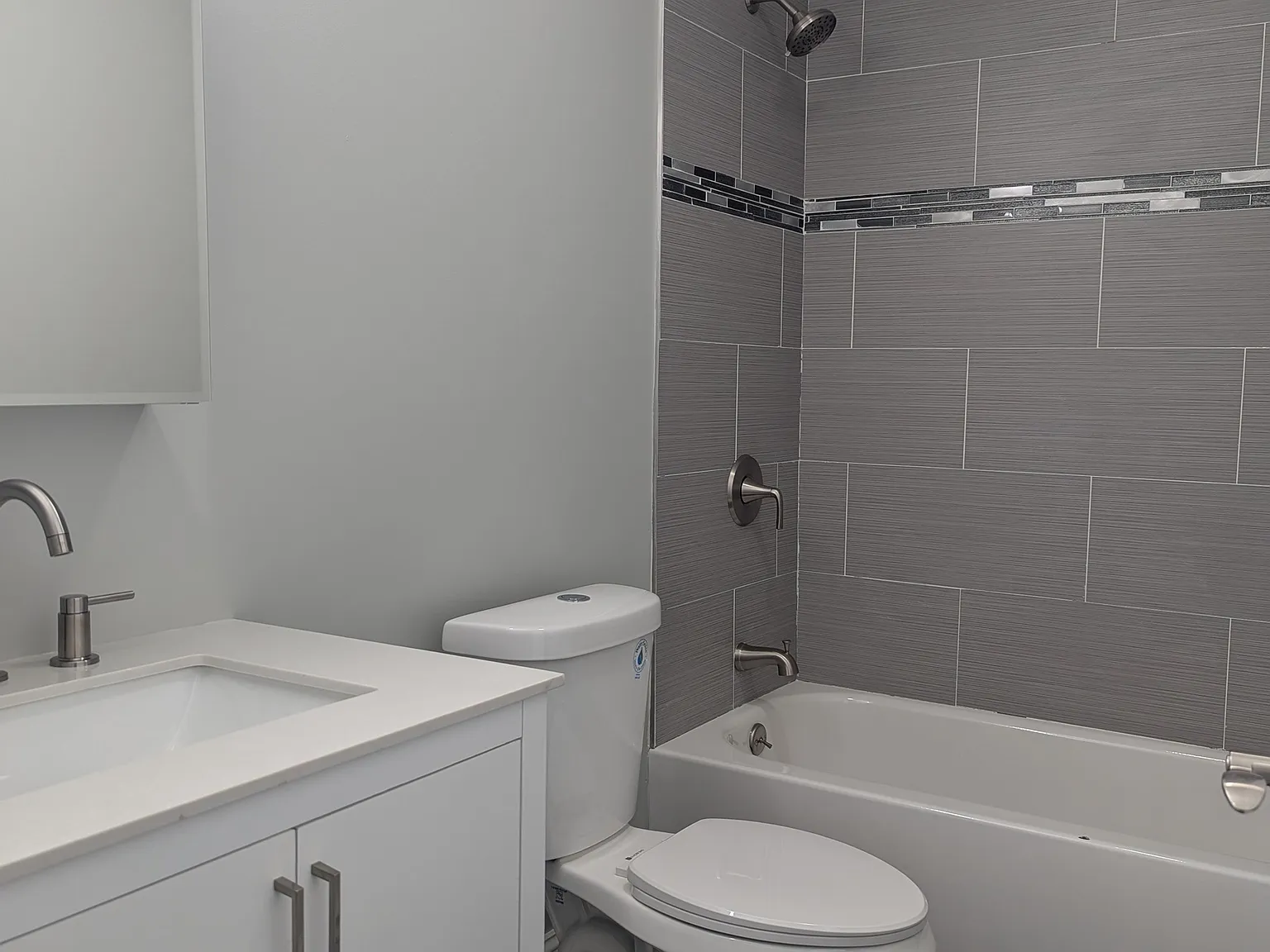 1 bed, 1.0 bath, 3904 sqft, $2,000 — Photo 4