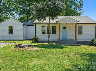 204 N Oak St, Lowell, NC 28098