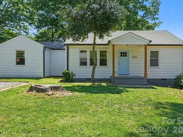 204 N Oak St, Lowell, NC 28098