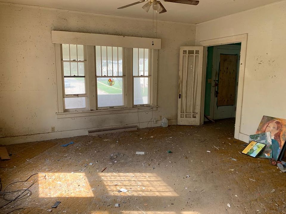 2nd image of 209 W Saunders St