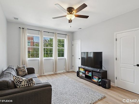 4th image of 2429 W Cortland St APT 2R
