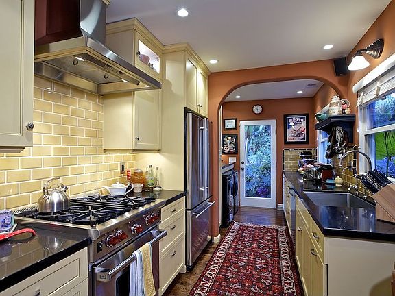 3rd image of 320 Robinson Ave