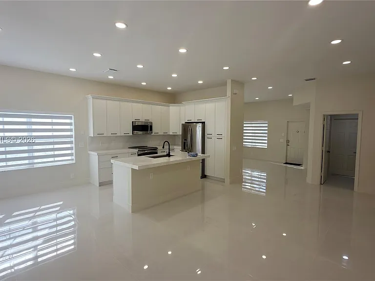 692 Maplewood Ct — Photo 5