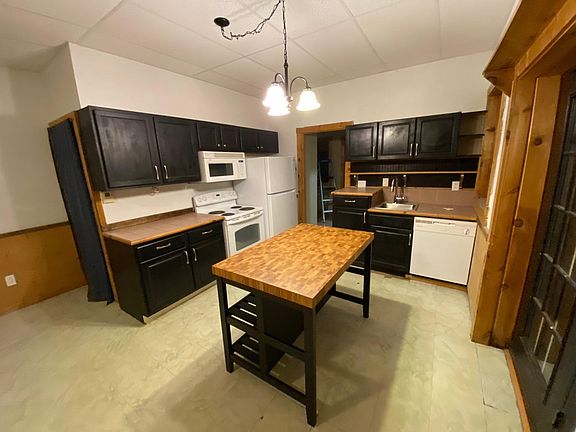 Full kitchen with stove/oven, microwave, new refrigerator, dish washer, and eat-in island.
