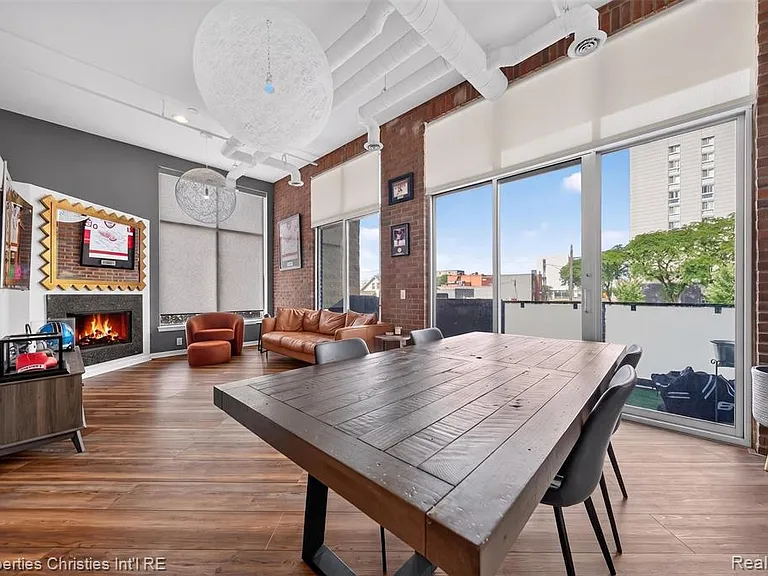 614 Troy St #105 — Photo 5
