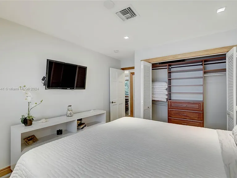 309 Oak St — Photo 44