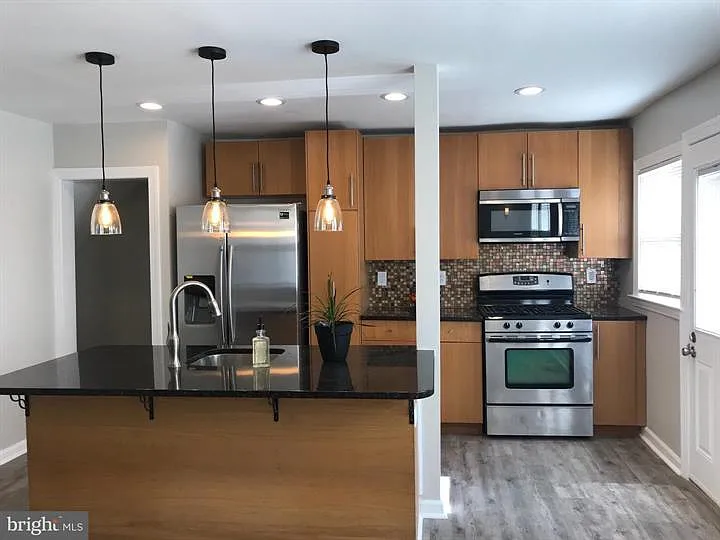 1003 E Lake Avenue — Photo 2