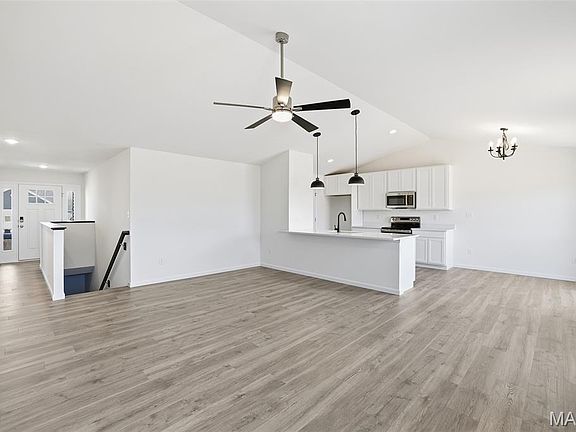 4th image of 407 Butterfly Garden Ln