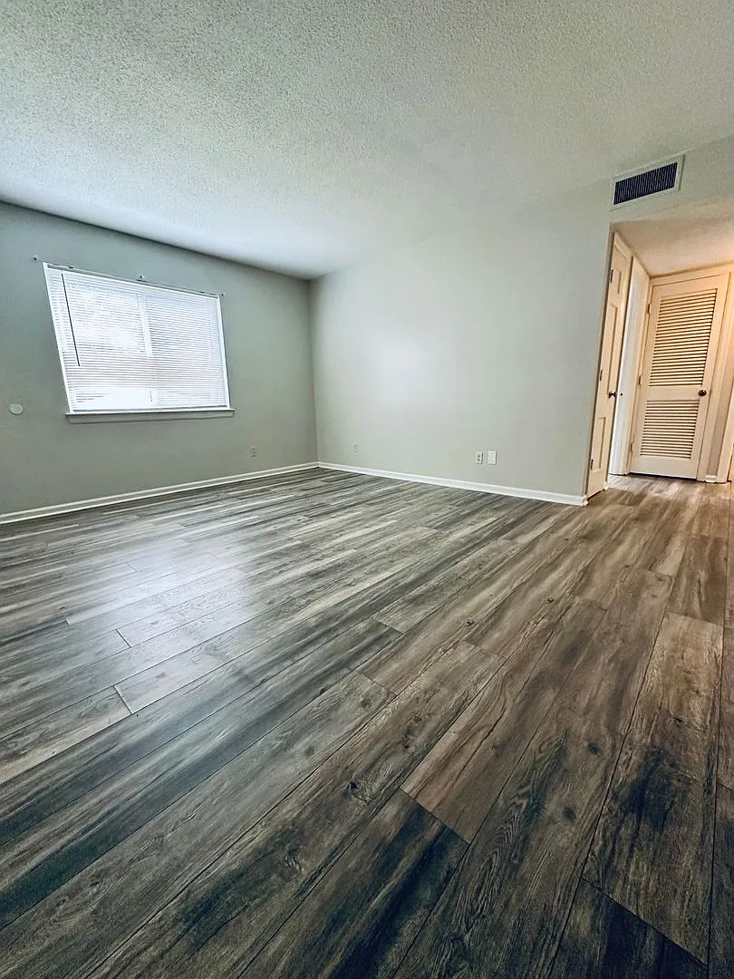 3328 Pinewood — Photo 4
