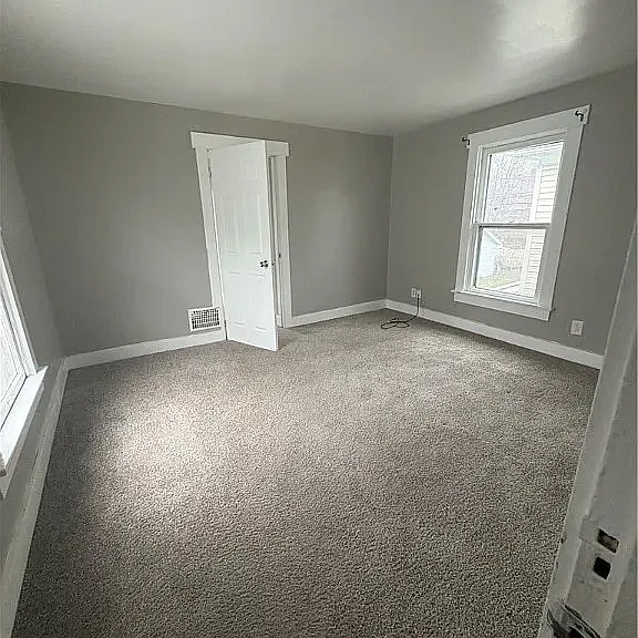122 Heaton Ave — Photo 2