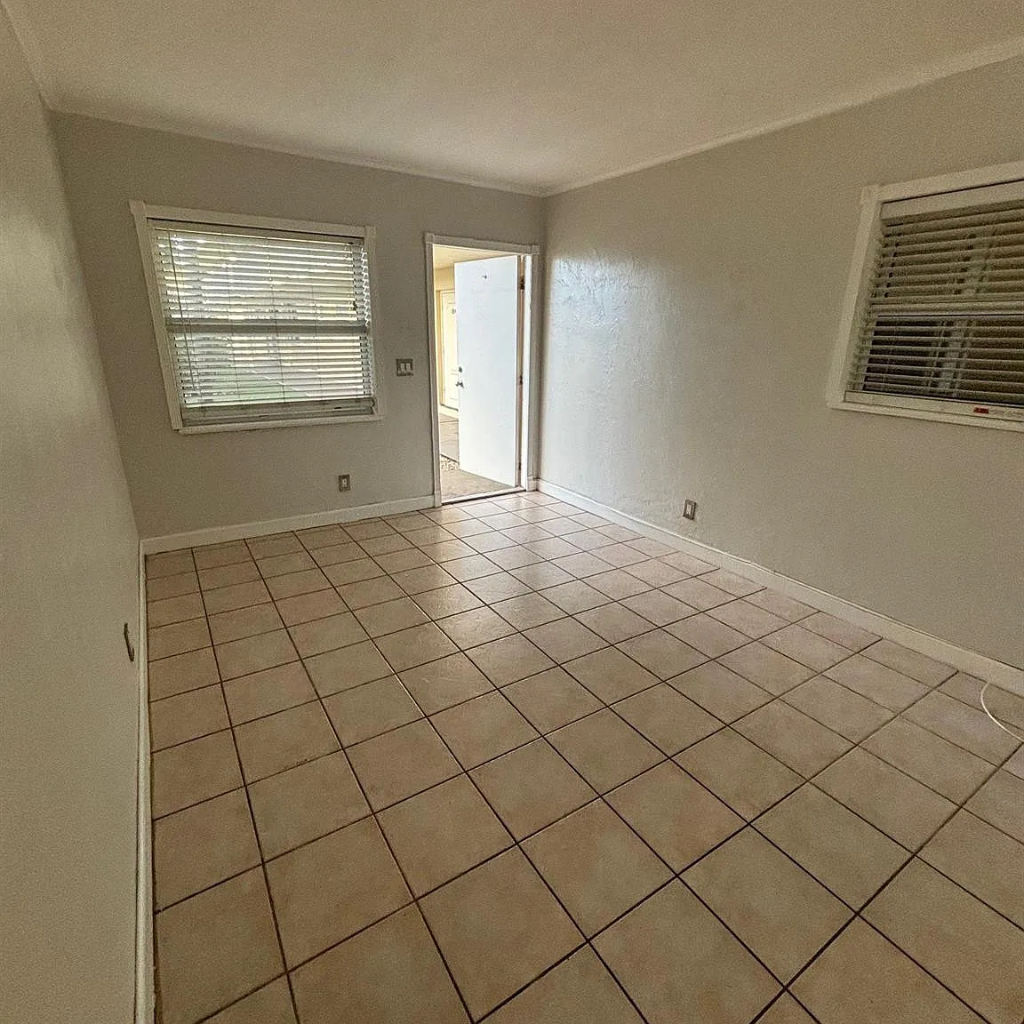 Crystal Court Manor — Photo 4