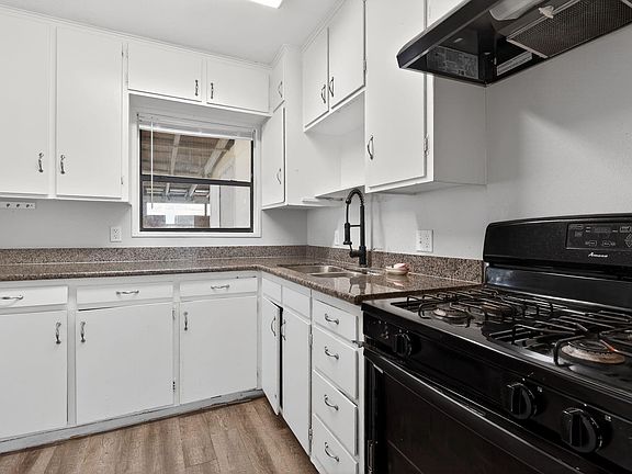 5th image of 315 Acacia St