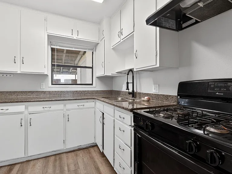 315 Acacia St — Photo 5