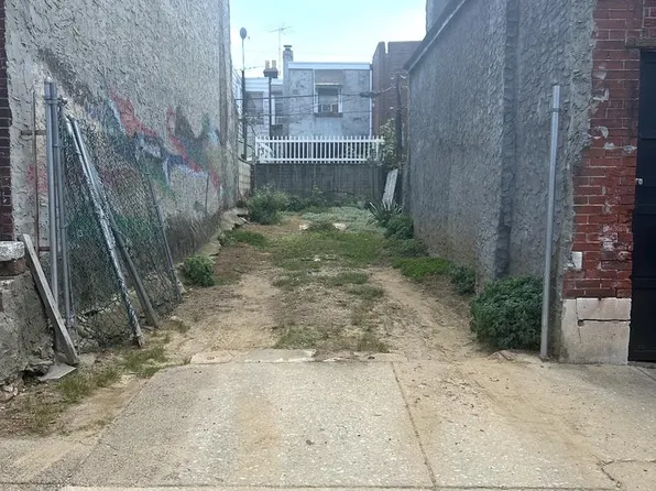 624 Mountain St, Philadelphia, PA 19148