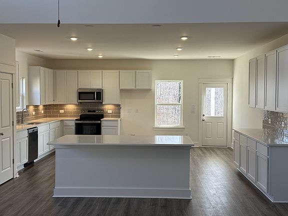 3rd image of 10 Fairlawn Dr Lot 7256