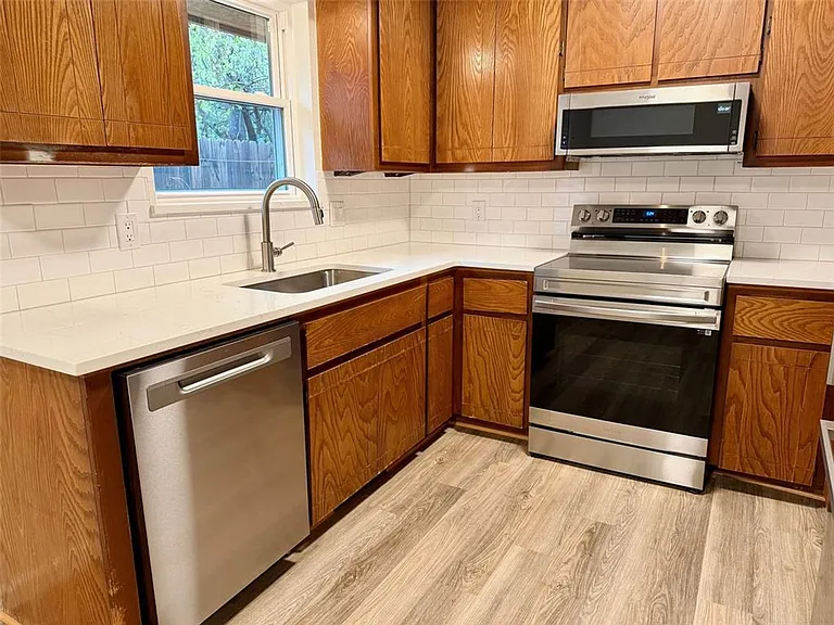 1800 Hillcrest Dr — Photo 10