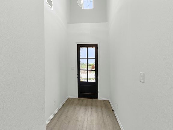 Aster Park - Graham Interior Image 3