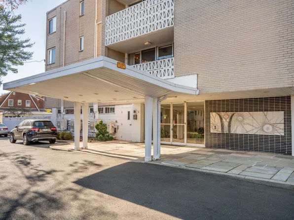 5 Bishop Road #G100, West Hartford, CT 06119