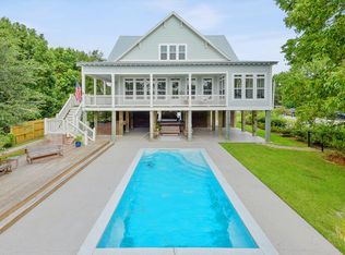 101 Grosvenor Pl, Waveland, MS 39576