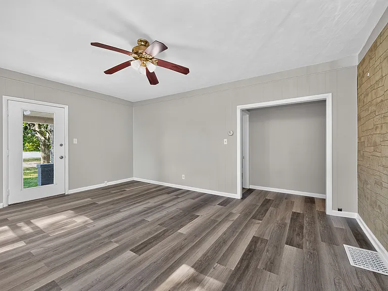 904 Locust Corner Rd — Photo 17