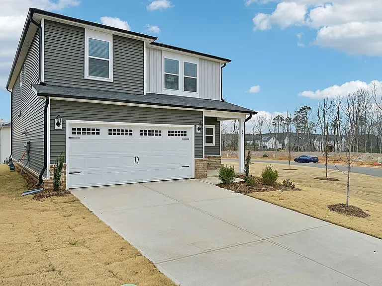 5 bed, 2352 sqft, $2,400 — Photo 2
