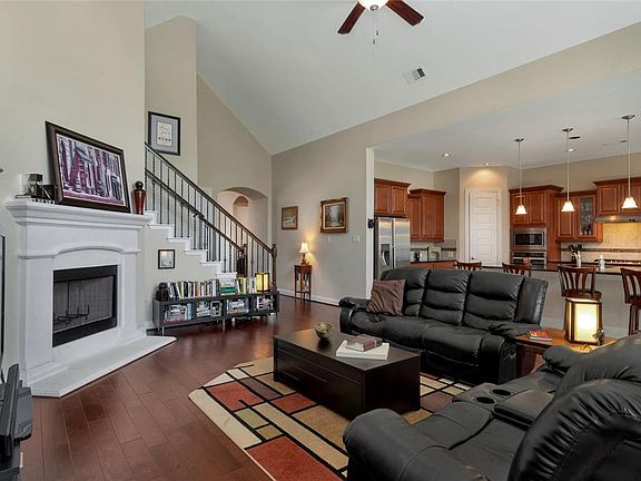 4th image of 315 W Bend Dr
