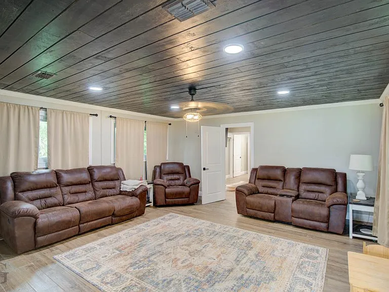 1710 Ray Ave — Photo 3