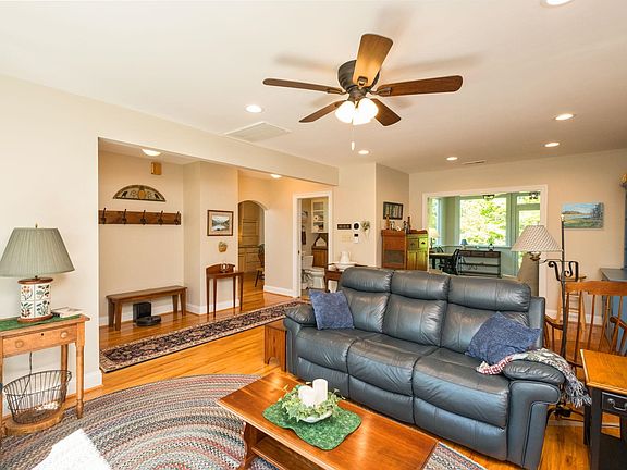 3rd image of 446 Mountain View Dr