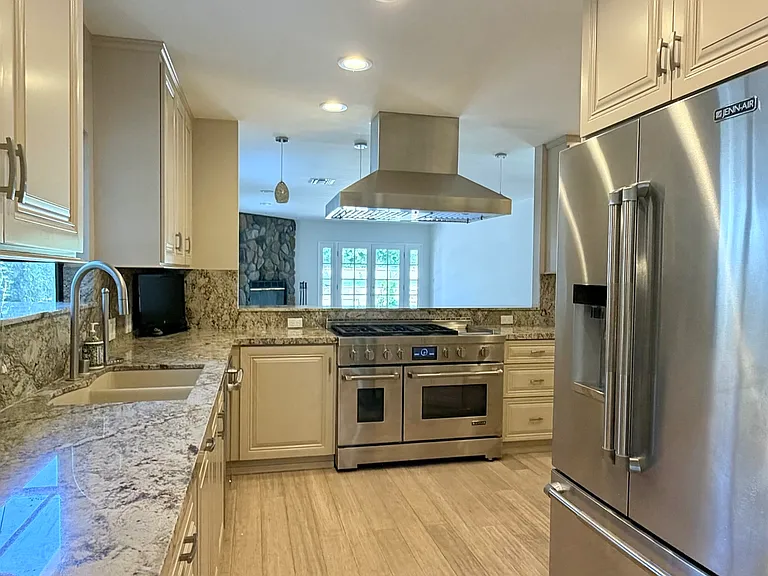 3247 Mills Ave — Photo 8