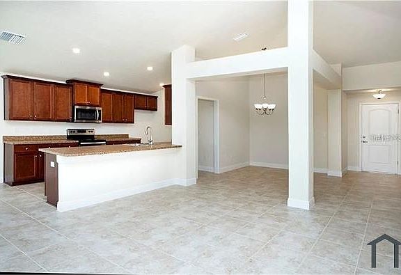 4th image of 1024 Fraser Pl