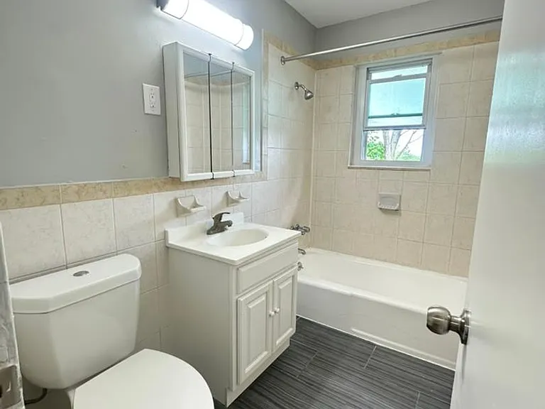 245 Reynolds Ter — Photo 7
