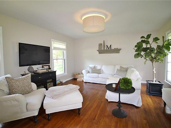3rd image of 5715 Greenview Dr