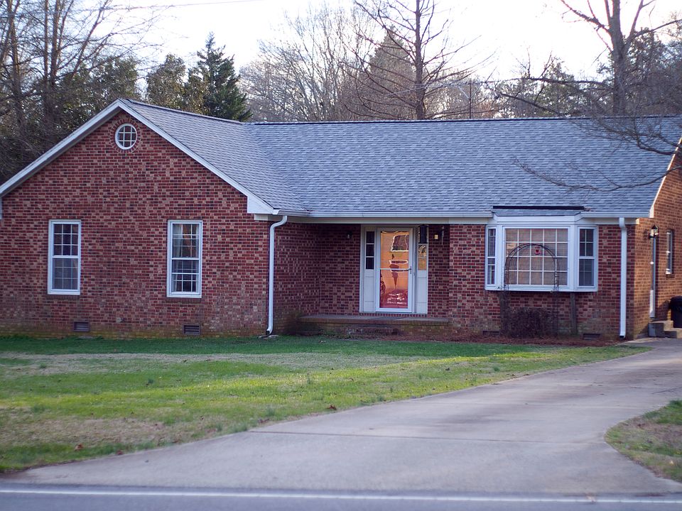 Brick Ranch. Circle Drive