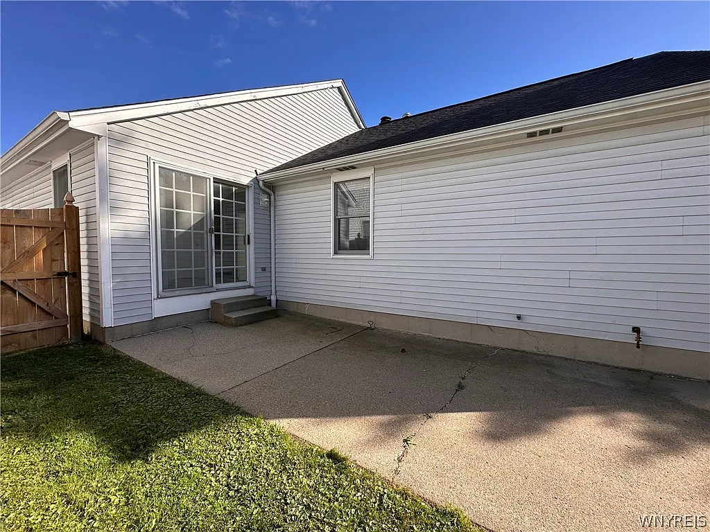 3 bed, 1.0 bath, 1172 sqft, $2,700 — Photo 3
