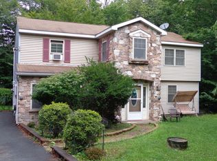 9555 Jasmine Dr, Tobyhanna, PA