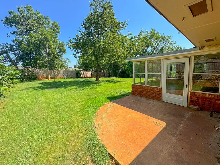345 Travis Cir — Photo 22