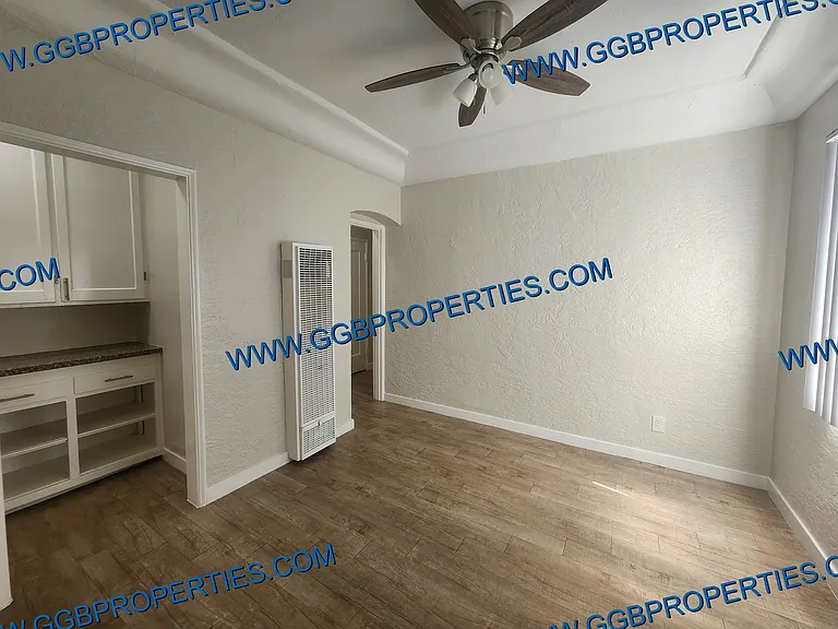 424 E 16th St — Photo 12