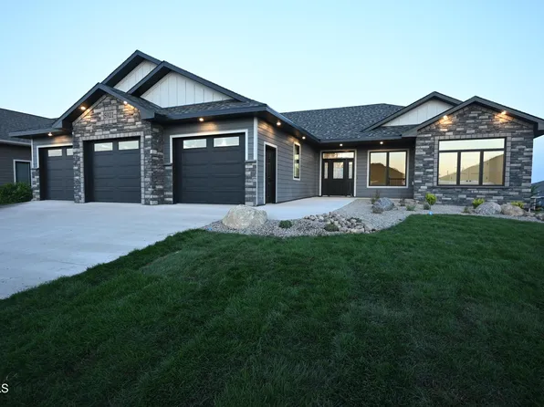 5921 Crested Butte Rd, Bismarck, ND 58503