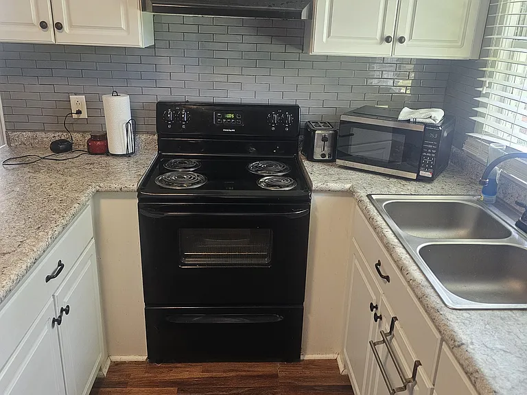 610 Walker St E #A — Photo 3