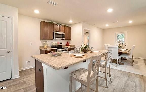 5th image of 514 E Marigold Dr