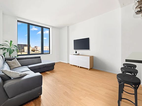 3rd image of 4214 Crescent St APT 8B