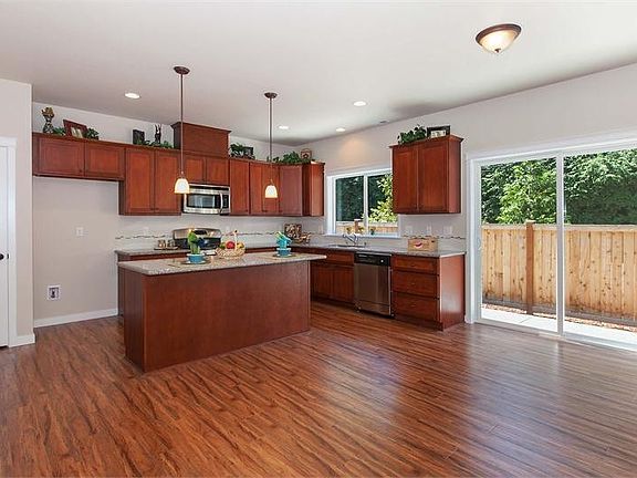 5th image of 1098 NE Millwood Ct