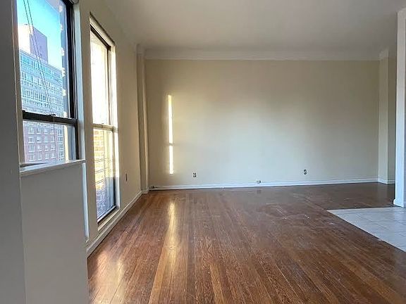 4th image of 2350 Broadway #1019