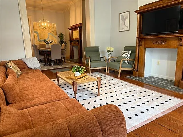 3 bed, 2.0 bath, 1858 sqft, $2,700 — Photo 2